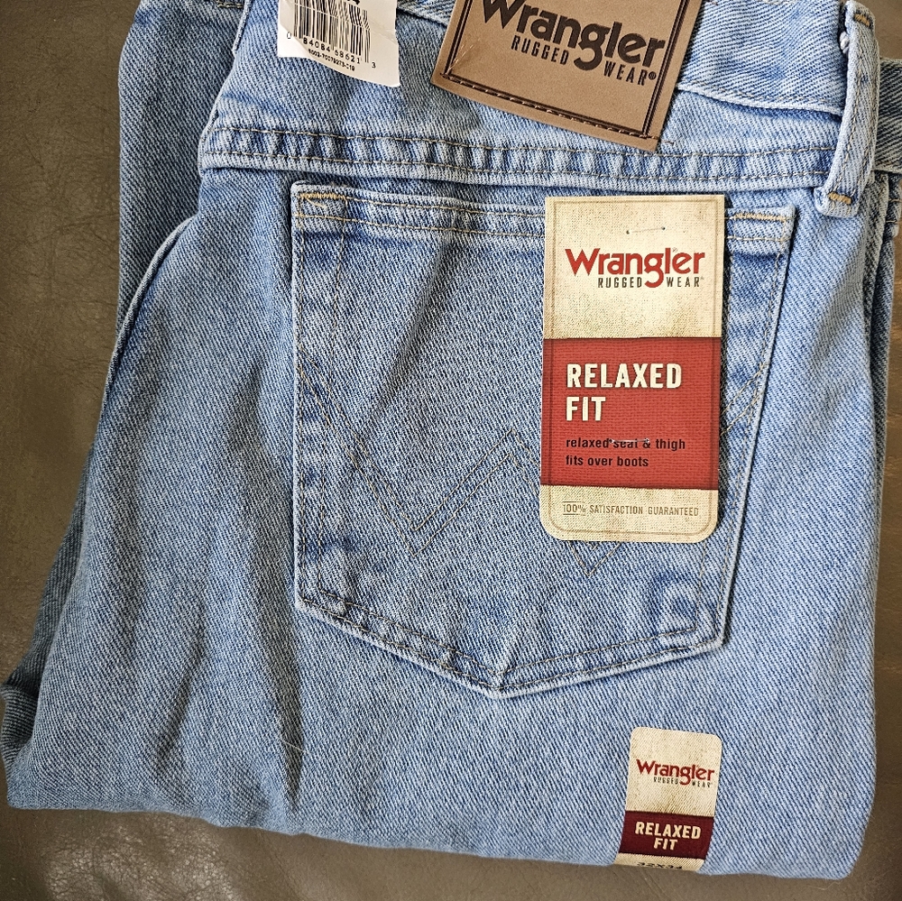 New with tags Wrangler Relaxed Fit 32x34